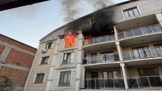 Iğdırda itfaiye erleri çevresi kapalı olan binadaki yangına güçlükle müdahale etti