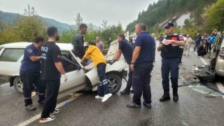 İki aracın çarpıştığı kazada 7 kişi yaralandı, aracın ön camına sıkışan vatandaşı itfaiye kurtardı