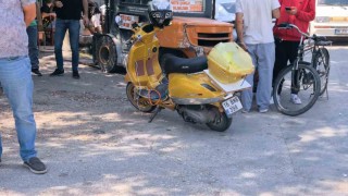 İki otomobil ile çarpışan motosiklet sürücüsü yaralandı