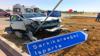 İki otomobil kavşakta çarpıştı: 7 yaralı