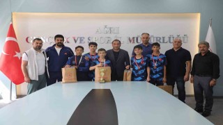 İl Müdürü Ahmet Çelebiden Türkiye Üçüncüsü Badminton takımına tebrik