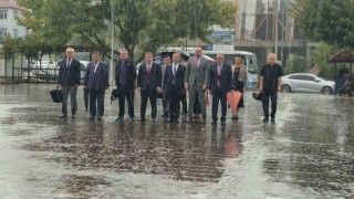 İlköğretim Haftası kutlamalarına şiddetli yağış engel olamadı