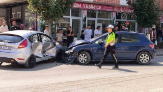 İnegölde iki otomobil kafa kafaya çarpıştı