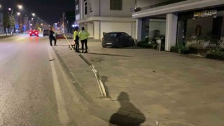 İnegöl'de kontrolden çıkan araç kaldırıma çıktı
