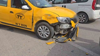 İnegöl'de taksi ile otomobil çarpıştı: 2 yaralı