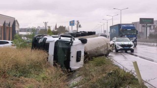İnegöl'de tuz yüklü tır devrildi