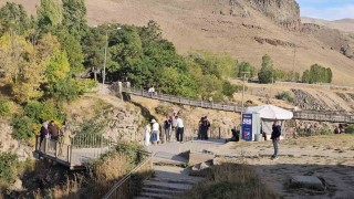 İranlı turistlerden Muradiye Şelalesi'ne büyük ilgi
