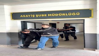 İş görüşmesi bahanesiyle açtırdıkları hesaplardan kredi çekip, paraları kendi hesaplarına aktardılar