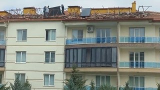İş güvenliğine aldırmadan çatıda canlarını hiçe sayarak çalıştılar