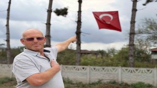 İş makinesinin üzerine çıkıp Türk bayrağını düzeltti, ardından böyle öptü