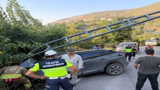 İskenderun'da elektrik direğine çarpan otomobilin sürücüsü yaralandı