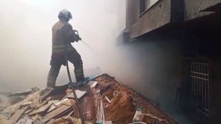 İskenderunda inşaat alanında çöp yangını çıktı