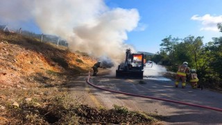 İskenderun'da iş makinesi alevlere teslim oldu