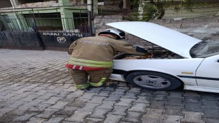 İskenderunda otomobilde yangın çıktı