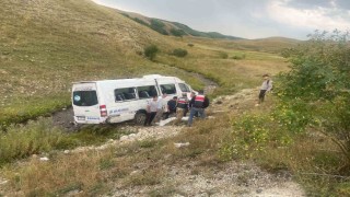 İspirde yolcu minibüsü şarampole devrildi: 3 yaralı