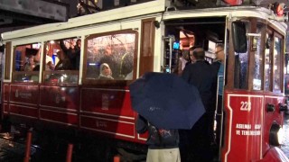 İstanbul'da etkili olan sağanakta vatandaşlar tramvaya sığındı