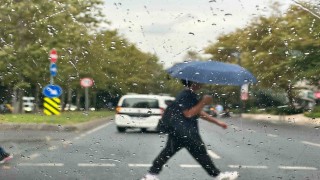 İstanbul'da sonbahar yüzünü gösterdi, beklenen yağmur etkili olmaya başladı