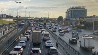 İstanbulda trafik yoğunluğu okulların ikinci gününde arttı
