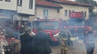 İtfaiyeciler yangın beklerken kutlamayla karşılaştı