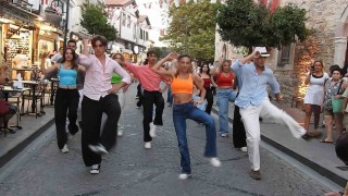 İzmir Aşkına Derneğinden Çeşme Festivalinde sürpriz gösteri
