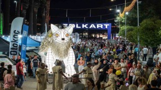 İzmir Enternasyonal Fuarında masalsı buluşma: Beyaz Tilki büyüledi