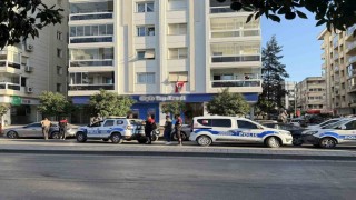 İzmirde bankada hareketli dakikalar: Soygun girişimi iddiası polisi alarma geçirdi