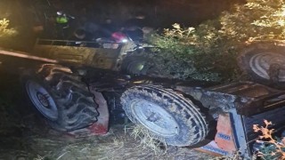 İzmir'de devrilen traktörün altında kalan sürücü hayatını kaybetti