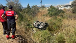 İzmir'de otomobil akarsu havzasına uçtu: 1 ölü, 2 yaralı
