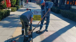 İzmit'te yürüyüş yolları ve kaldırımlar onarılıyor
