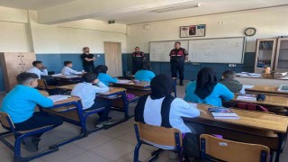 Jandarmadan 3 farklı okulda öğretmen ve öğrencilere yönelik seminer