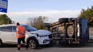 Kaçırdığı araçla önce yayaya, sonra 2 araca çarpan sürücü yakalanmaktan kurtulamadı