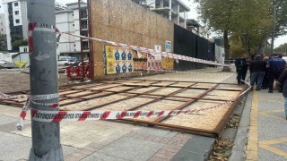 Kadıköy'de inşaatın dış koruma kaplaması vatandaşların üzerine düştü: 2 yaralı