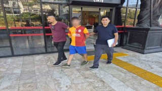 Kadın turisti bıçakla yaralama ve cinsel istismar iddiasıyla 17 yaşındaki çocuk tutuklandı