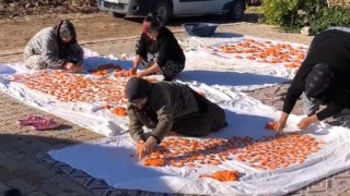 Kadınlar imece usulü ile tarhana döktü