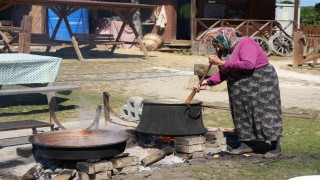 Kadınların kış mesaisi başladı: Elmalar kazanlarda pekmeze dönüşüyor