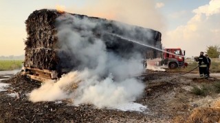Kadirli’de Seyir Halindeki Tırın Dorsesi Alev Aldı