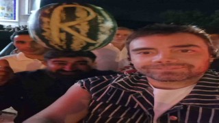 Kafasındaki karpuzla Murat Dalkılıçla fotoğraf çektirdi