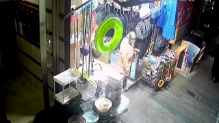 Kağıthanede çanta çalan şüpheliyi esnafın dikkati yakalattı