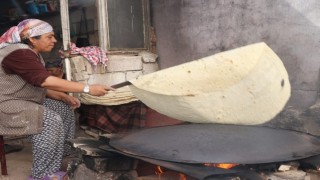 Kahramanmaraş'ta kadınların imece usulü yufka ekmek mesaisi