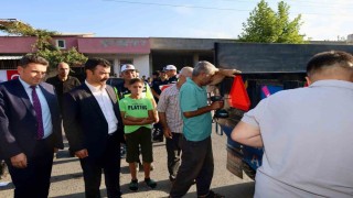 Kahta'da trafik güvenliği için çiftçilere reflektör dağıtıldı