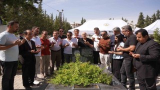 Kahtalı Mıçe, mezarı başında sanatçı dostlarının katılımıyla anıldı
