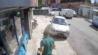 Kaldırıma çıkan otomobilin altında kalmaktan dubalar sayesinde kurtuldu: O anlar kamerada