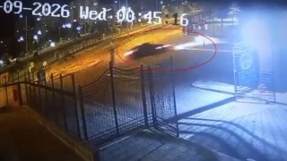 Kaldırımdan seken otomobil 1 metrelik duvarı aştı: O anlar kamerada