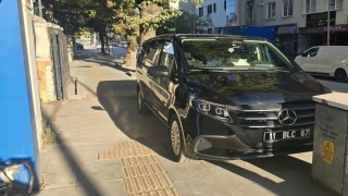 Kaldırımı işgal eden resmi plakalı araca tepki