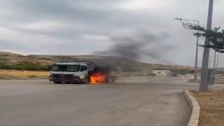 Kamyonda çıkan yangına beton mikserinden müdahale