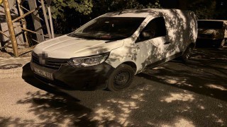 Kamyonet çift taraflı park edilen yolda bir araca çarpıp, bir otomobilin de aynasını kırdı