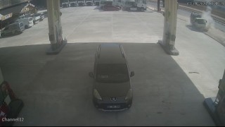 Kamyonet tadilatta olan benzinliğe uçtu