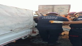 Kamyonet tıra arkadan çarptı: 2 ölü