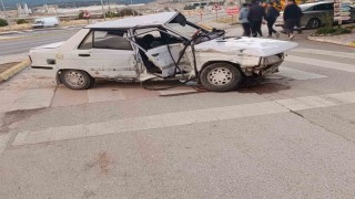 Kamyonetle otomobille çarpıştı: 3 yaralı