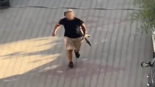 Kapısına pompalı tüfekle dayandı, sokakta terör estirdi